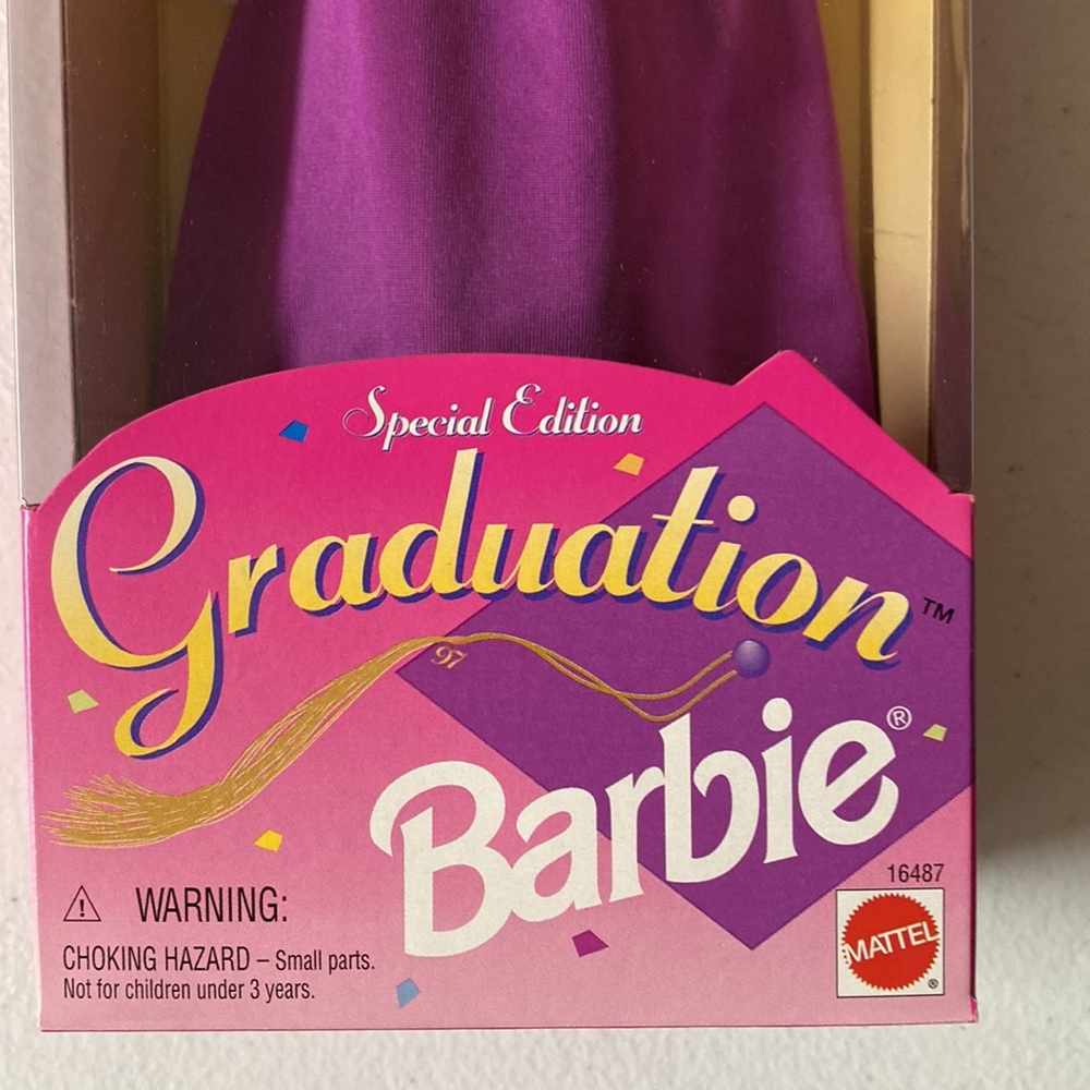 Special Edition Collectible Graduation Class of 1997 Barbie - Picture 2 of 8